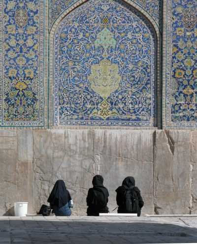 Drie kunststudentes in de Imam Moskee in Isfahan 