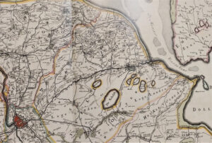 Kaart van Groningen uit ca. 1684 en gemaakt door Nicolaes Visscher II. Op deze kaart zien we als een lange, donkerzwarte lijn het Damsterdiep, vanaf Groningen (linksonder) tot voorbij Appingedam (midden rechts) uitmonden in de Eems. Daarboven heet het Hooge Land; daaronder Lage Landen.